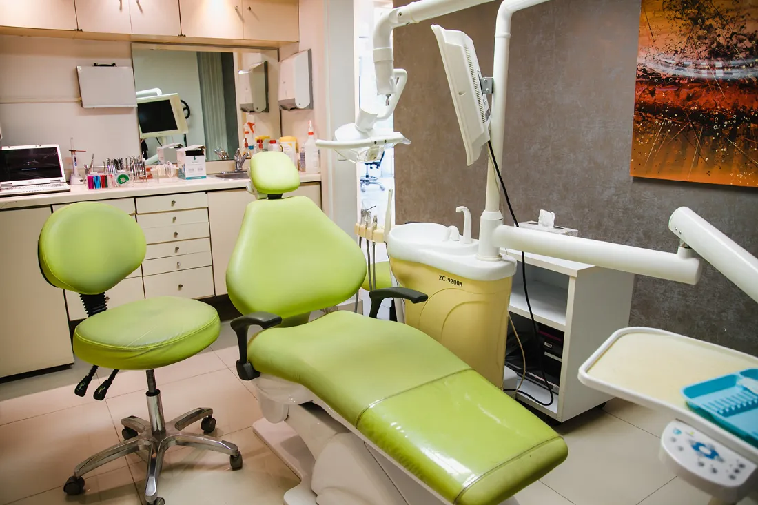 Consultorio dental con sillón verde en Dentistas Terán