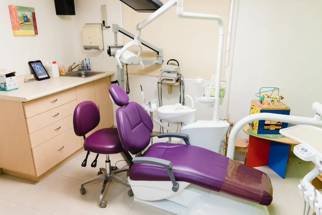 Consultorio dental con sillón morado en Dentistas Terán