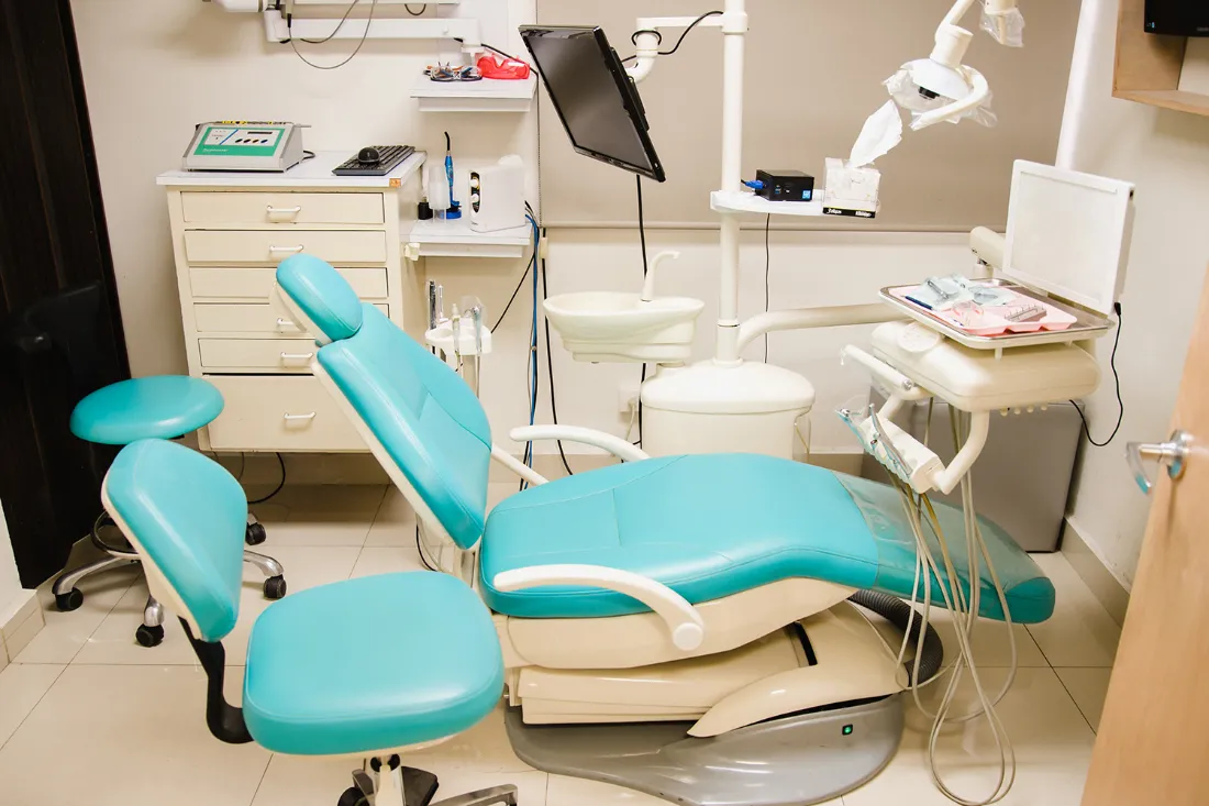 Consultorio dental con sillón turquesa en Dentistas Terán