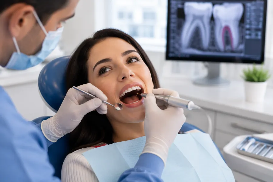 Endodoncista revisando a una paciente en Dentistas Terán