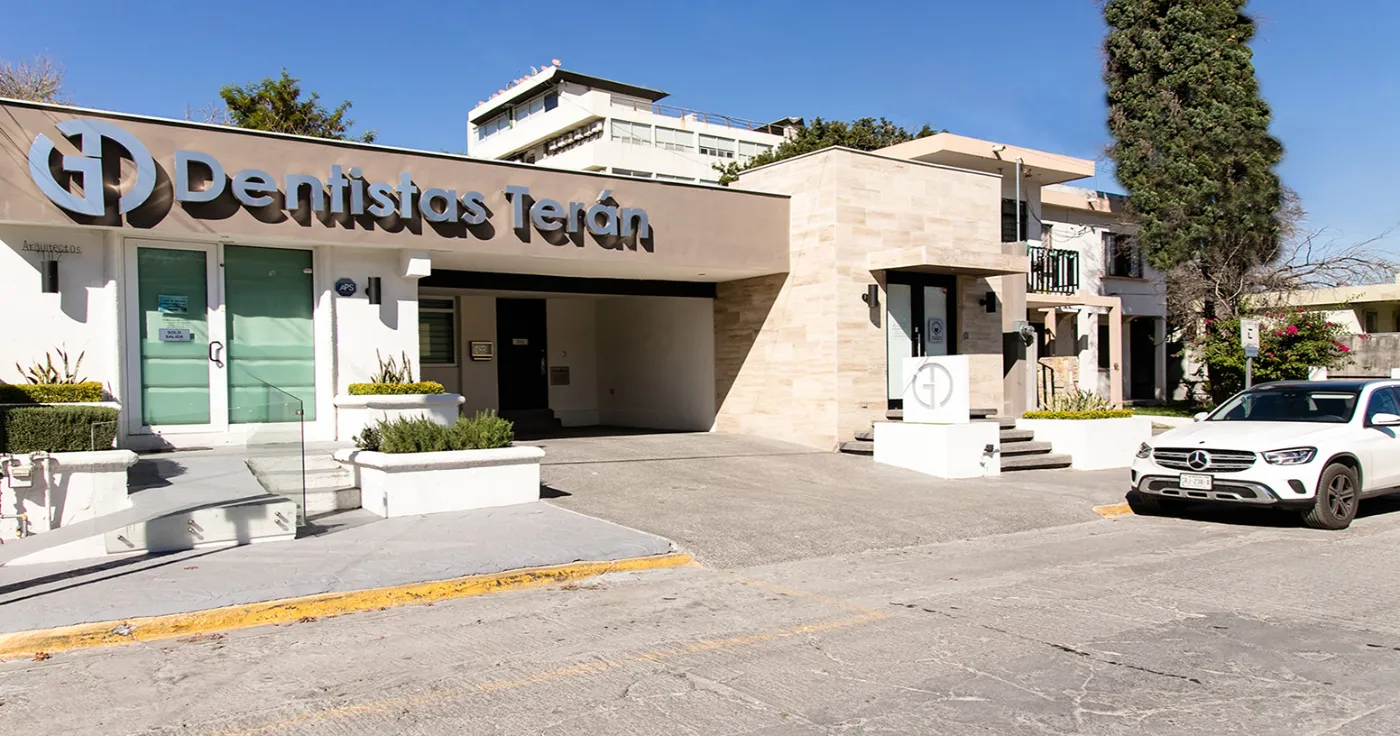 Fachada de la clínica Dentistas Terán en la Col. Tecnológico, Monterrey