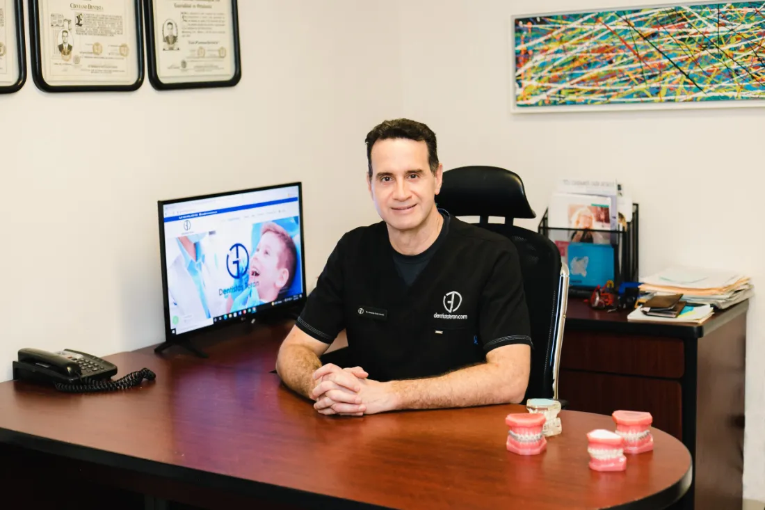 Especialista de Dentistas Terán en su consultorio